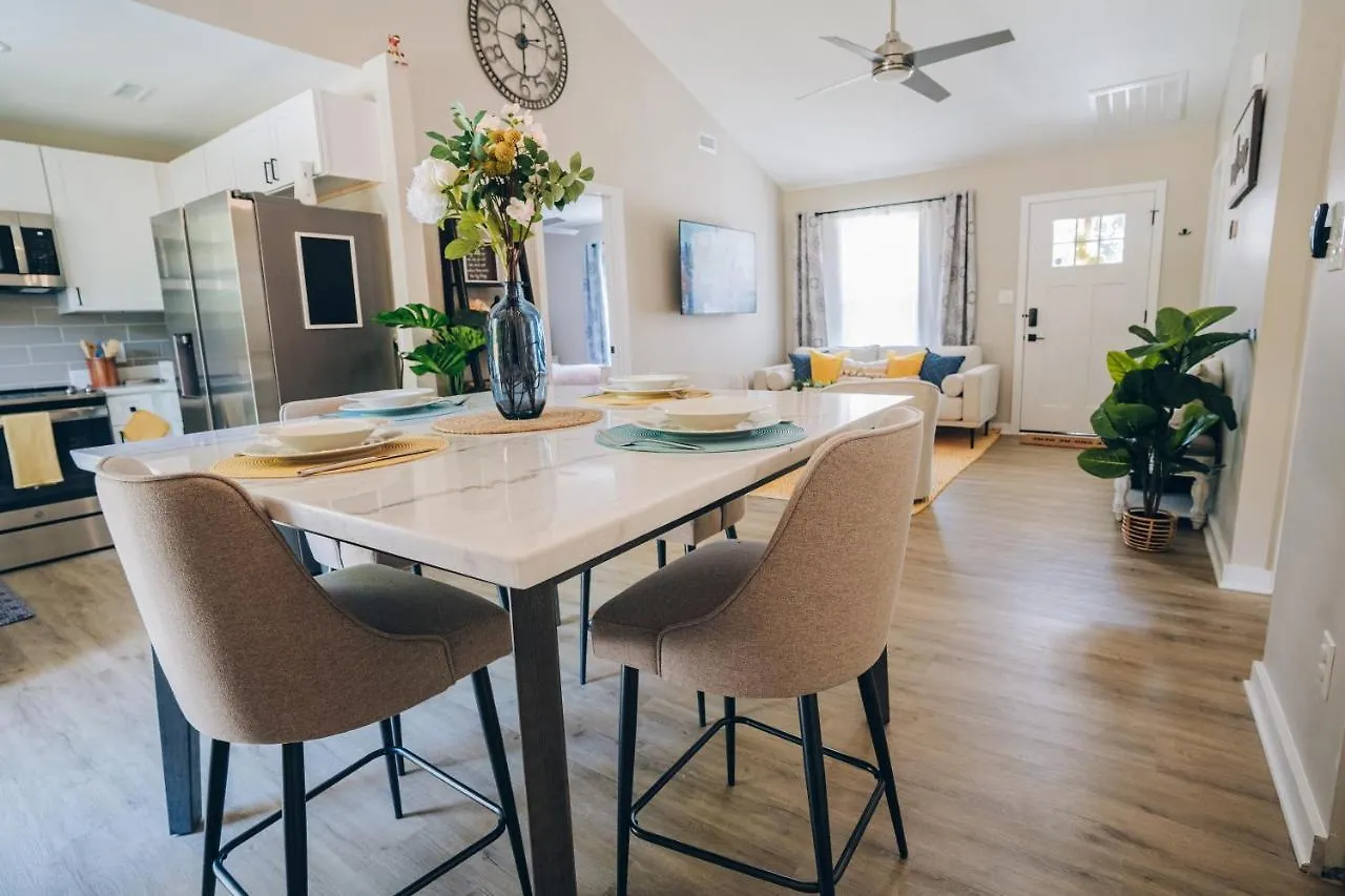 City Retreat - 4 Bedroom Oasis With King & Private Yard Near Downtown Charlotte