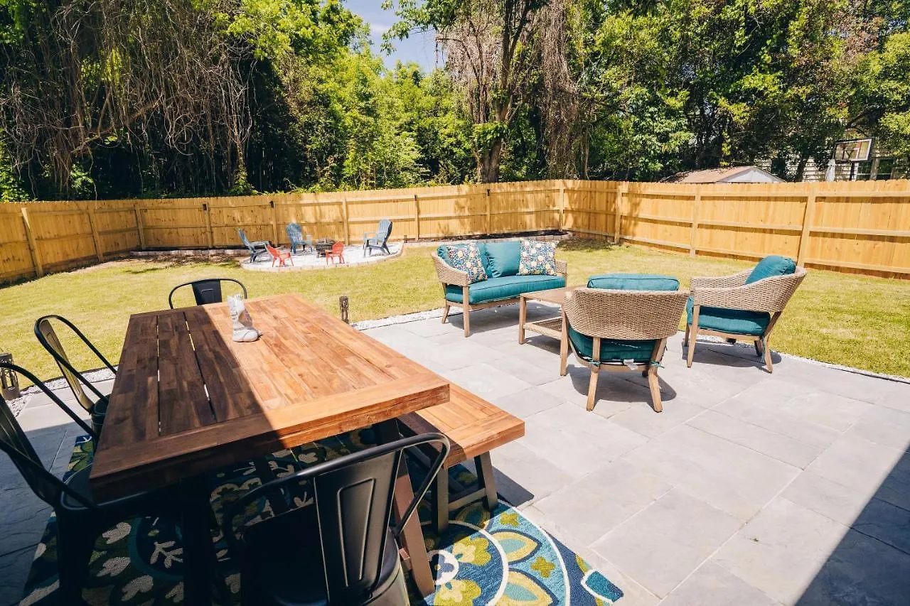 Semesterbostad City Retreat - 4 Bedroom Oasis With King & Private Yard Near Downtown Charlotte