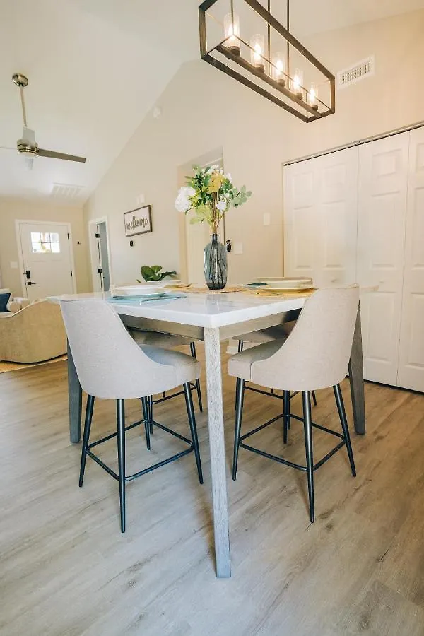 City Retreat - 4 Bedroom Oasis With King & Private Yard Near Downtown Charlotte