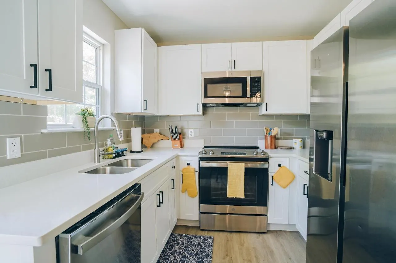 City Retreat - 4 Bedroom Oasis With King & Private Yard Near Downtown Charlotte USA