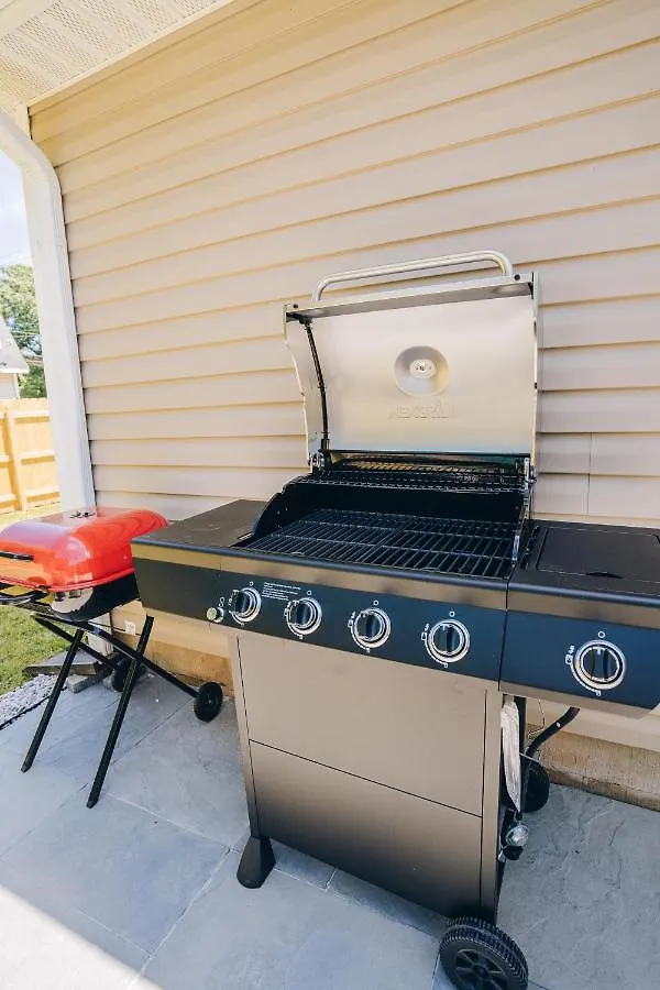 City Retreat - 4 Bedroom Oasis With King & Private Yard Near Downtown Charlotte Semesterbostad