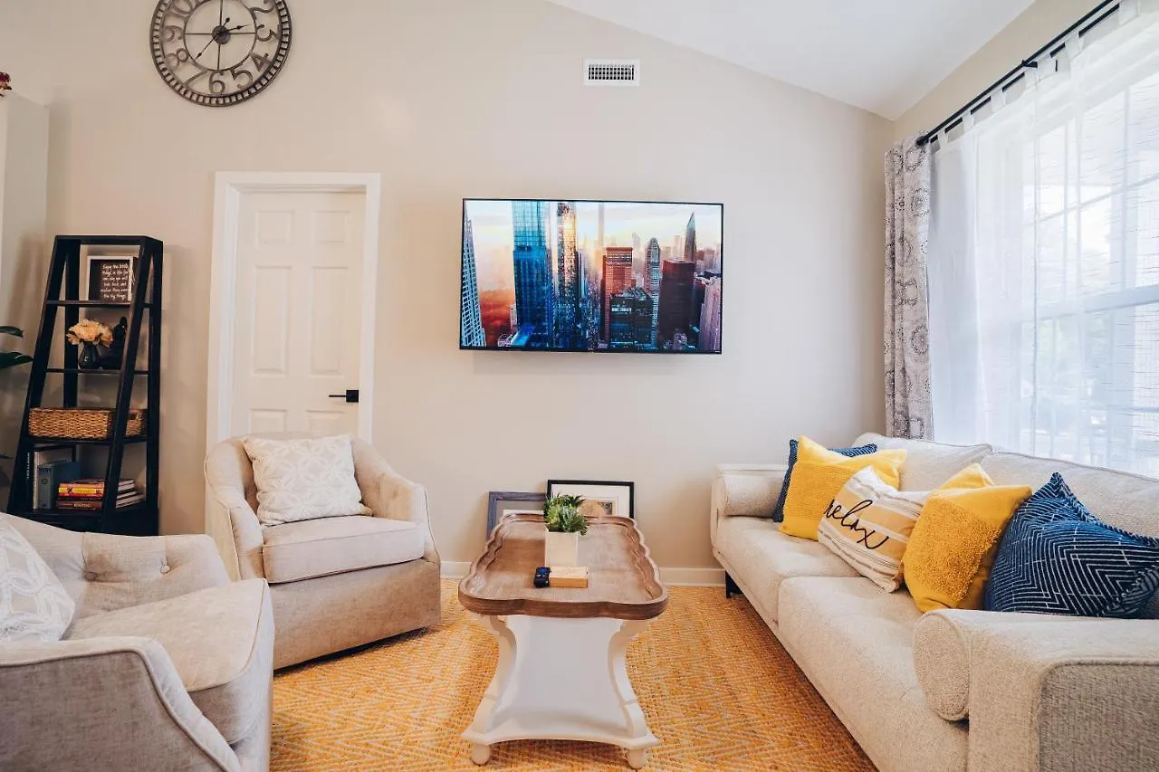 City Retreat - 4 Bedroom Oasis With King & Private Yard Near Downtown Charlotte 0*,