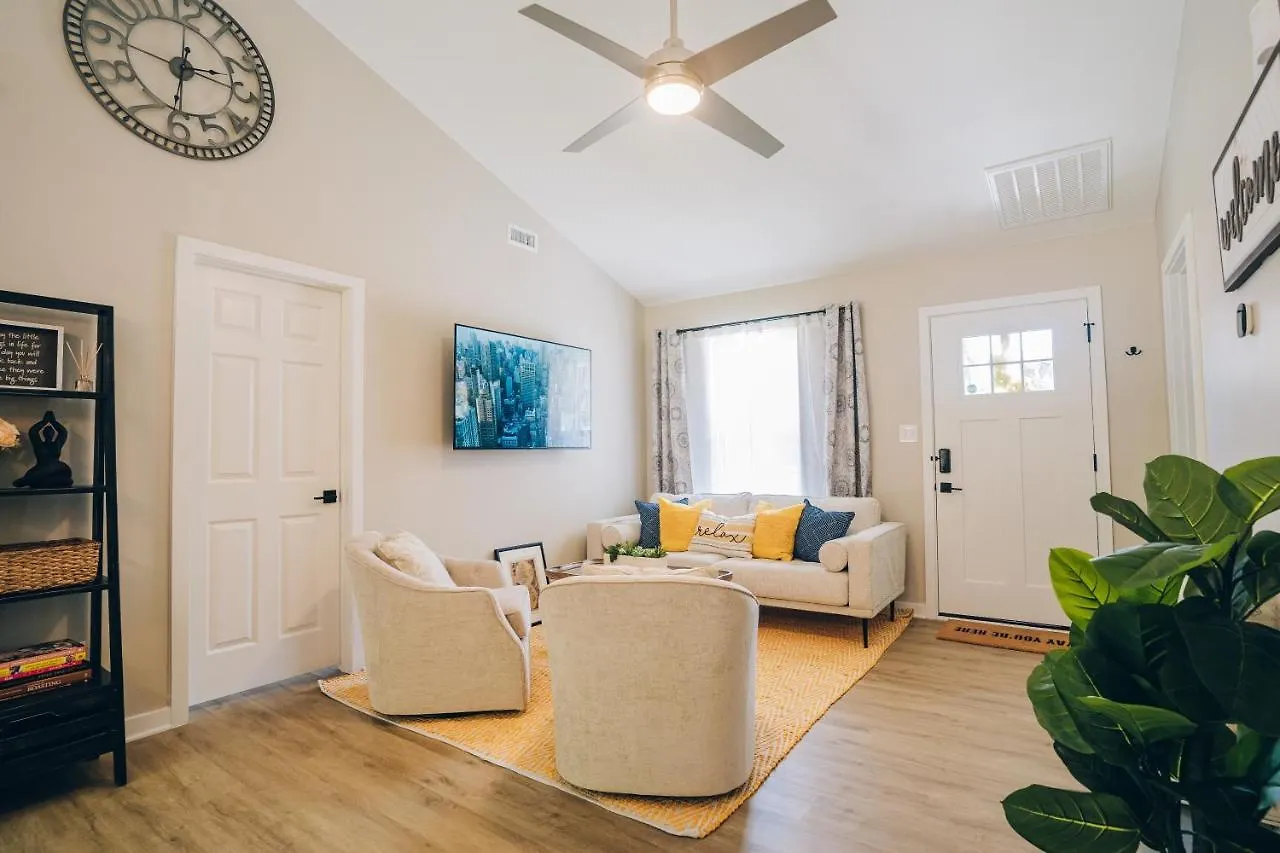 City Retreat - 4 Bedroom Oasis With King & Private Yard Near Downtown Charlotte Semesterbostad