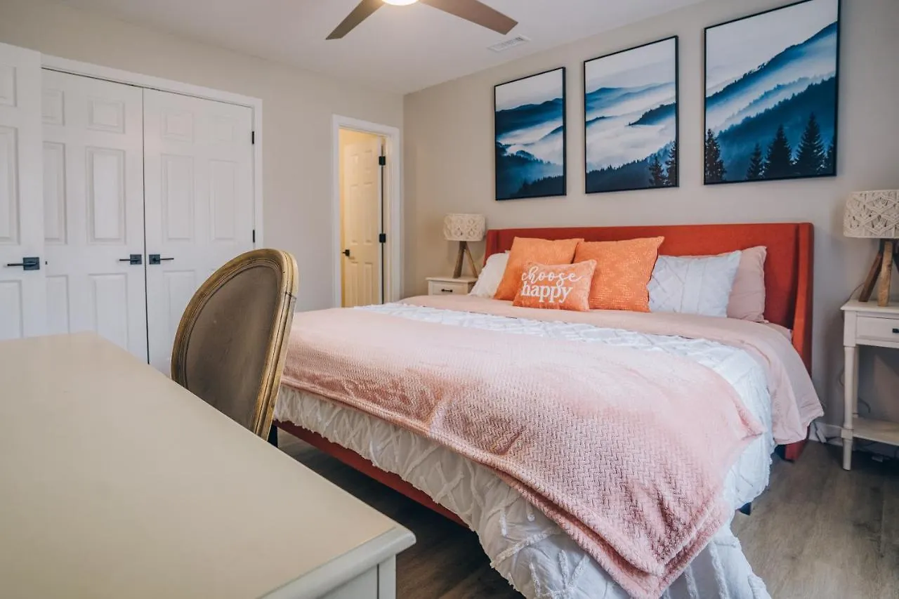 City Retreat - 4 Bedroom Oasis With King & Private Yard Near Downtown Charlotte 0*,  USA