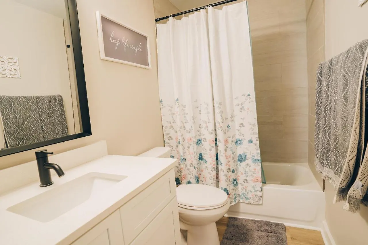 Semesterbostad City Retreat - 4 Bedroom Oasis With King & Private Yard Near Downtown Charlotte