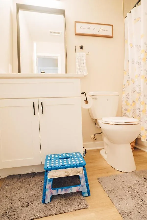 Semesterbostad City Retreat - 4 Bedroom Oasis With King & Private Yard Near Downtown Charlotte