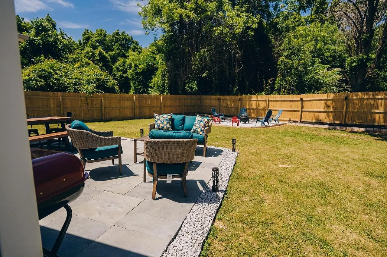 Semesterbostad City Retreat - 4 Bedroom Oasis With King & Private Yard Near Downtown Charlotte