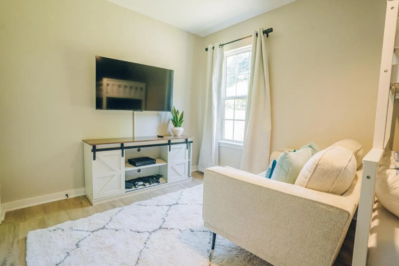 City Retreat - 4 Bedroom Oasis With King & Private Yard Near Downtown Charlotte