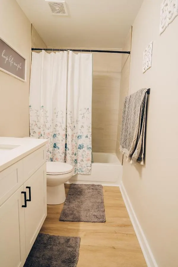 Semesterbostad City Retreat - 4 Bedroom Oasis With King & Private Yard Near Downtown Charlotte USA