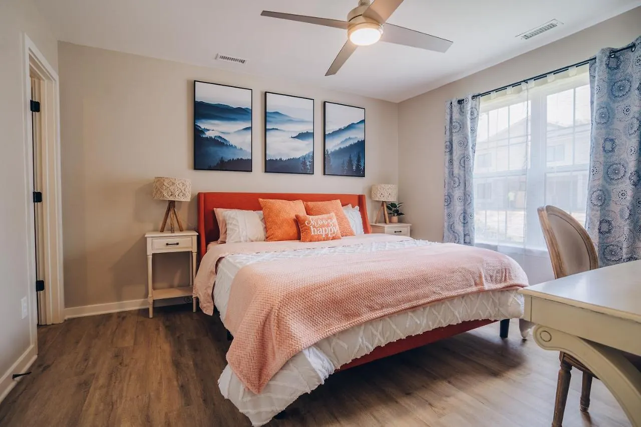 City Retreat - 4 Bedroom Oasis With King & Private Yard Near Downtown Charlotte Semesterbostad