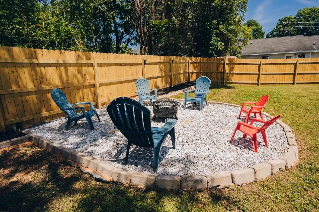 Semesterbostad City Retreat - 4 Bedroom Oasis With King & Private Yard Near Downtown Charlotte