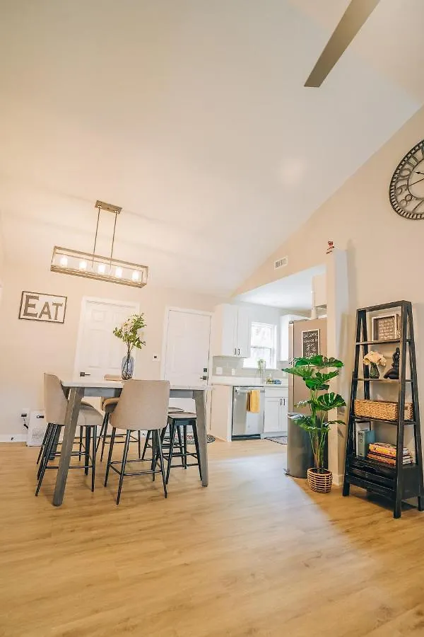City Retreat - 4 Bedroom Oasis With King & Private Yard Near Downtown Charlotte 0*,  USA