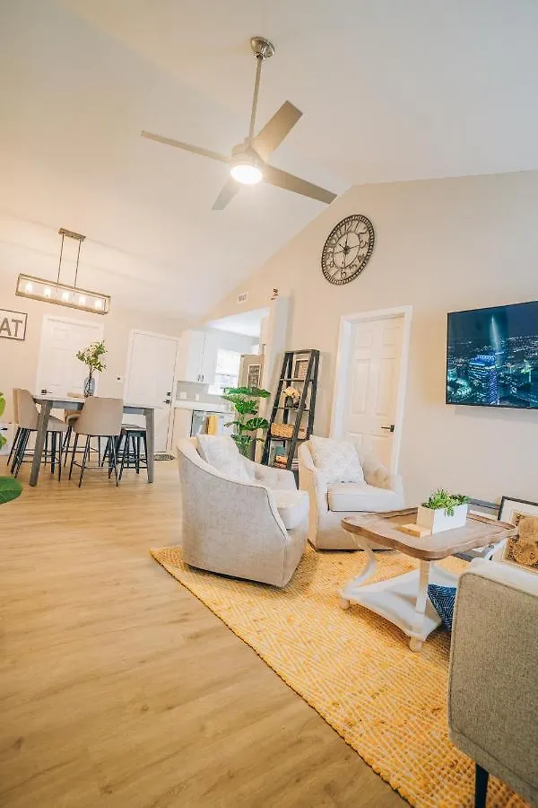 Semesterbostad City Retreat - 4 Bedroom Oasis With King & Private Yard Near Downtown Charlotte