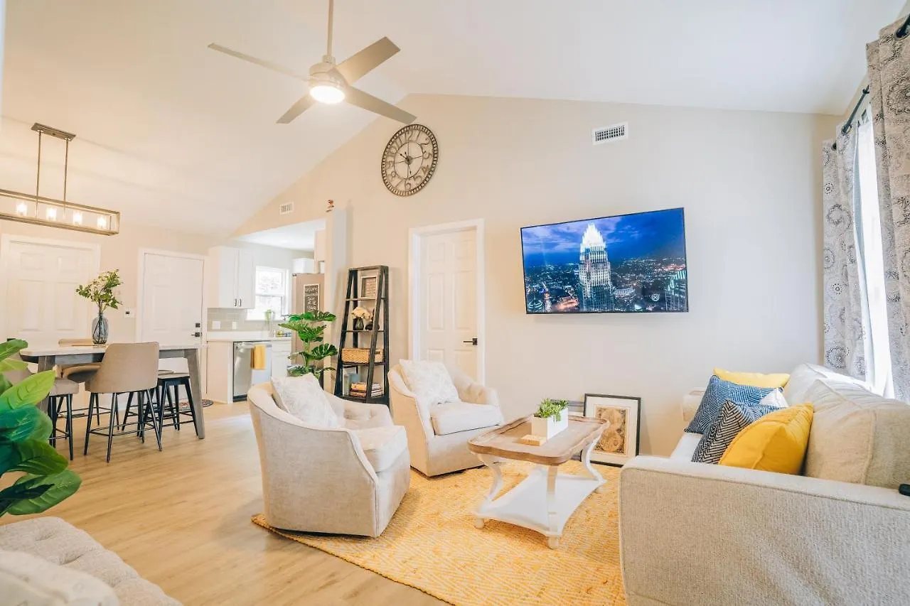 City Retreat - 4 Bedroom Oasis With King & Private Yard Near Downtown Charlotte