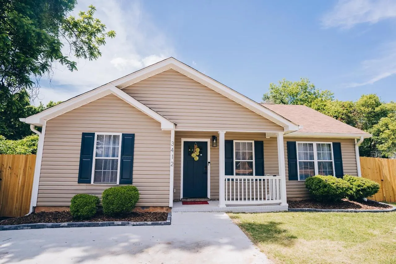 City Retreat - 4 Bedroom Oasis With King & Private Yard Near Downtown Charlotte 0*,  USA