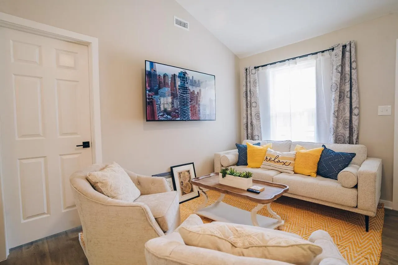 City Retreat - 4 Bedroom Oasis With King & Private Yard Near Downtown تشارلوت بيت للعطل