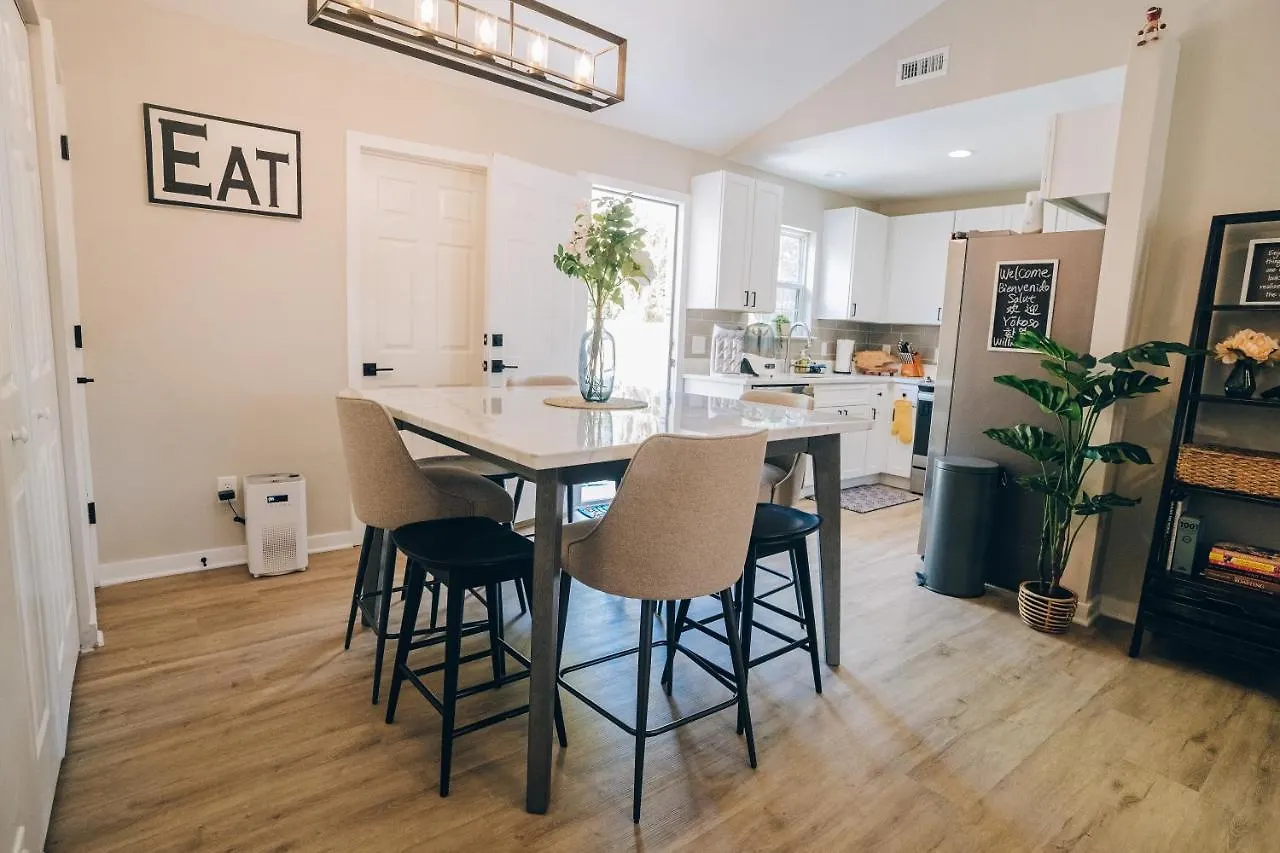 بيت للعطل City Retreat - 4 Bedroom Oasis With King & Private Yard Near Downtown تشارلوت الولايات المتحدة الأمريكية