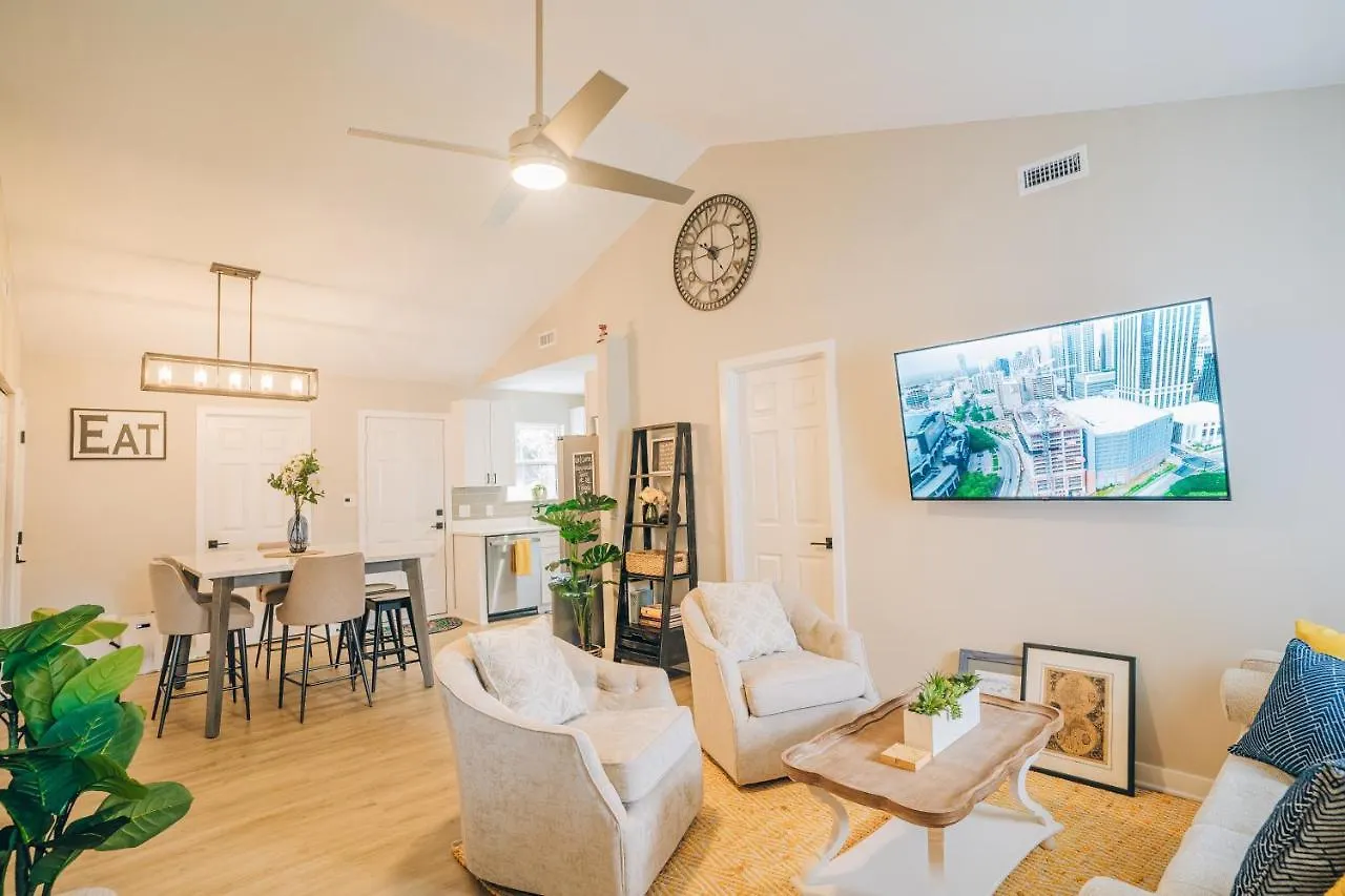 City Retreat - 4 Bedroom Oasis With King & Private Yard Near Downtown تشارلوت