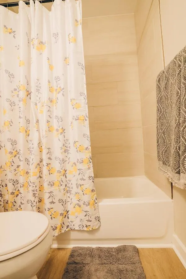 City Retreat - 4 Bedroom Oasis With King & Private Yard Near Downtown تشارلوت 0*,  الولايات المتحدة الأمريكية