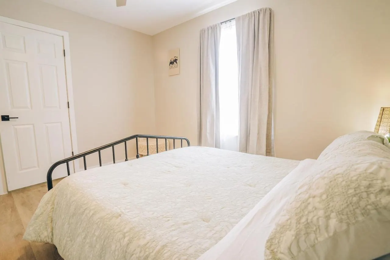 City Retreat - 4 Bedroom Oasis With King & Private Yard Near Downtown تشارلوت بيت للعطل