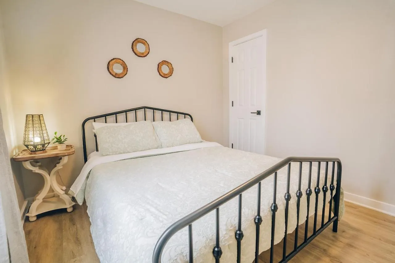 بيت للعطل City Retreat - 4 Bedroom Oasis With King & Private Yard Near Downtown تشارلوت الولايات المتحدة الأمريكية