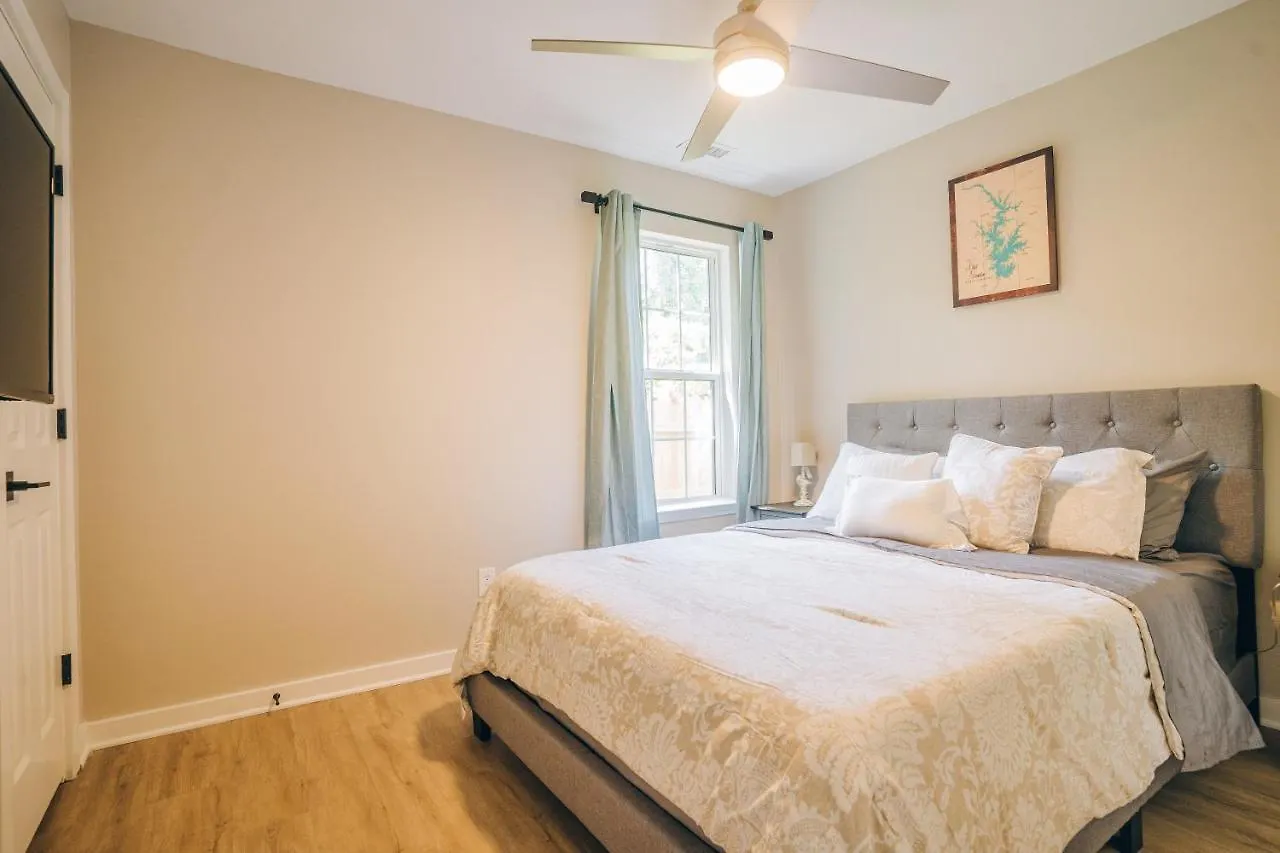 City Retreat - 4 Bedroom Oasis With King & Private Yard Near Downtown تشارلوت