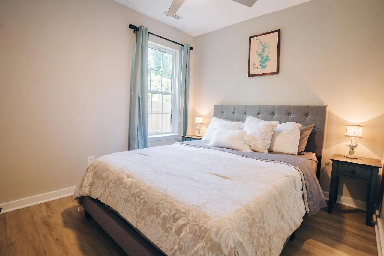 City Retreat - 4 Bedroom Oasis With King & Private Yard Near Downtown تشارلوت