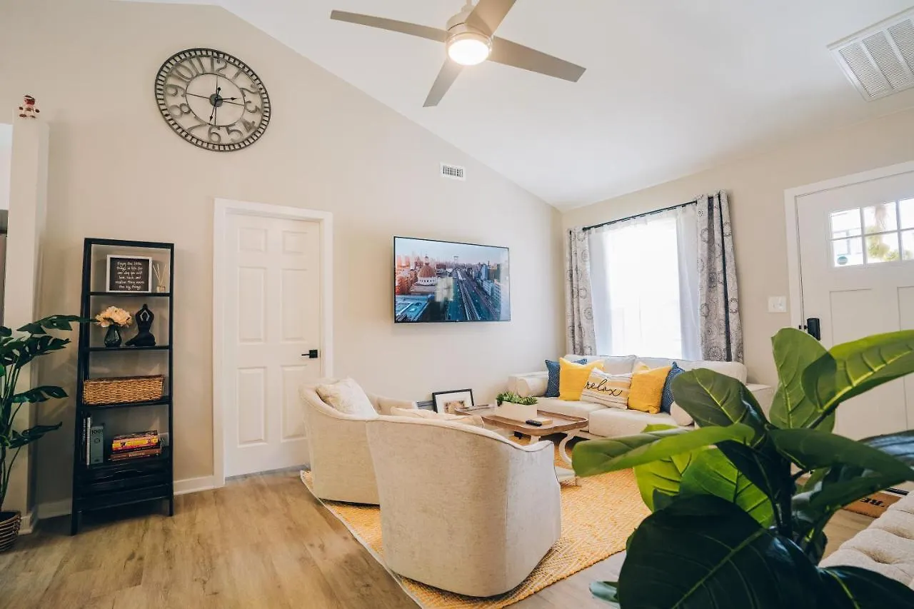 City Retreat - 4 Bedroom Oasis With King & Private Yard Near Downtown تشارلوت 0*,