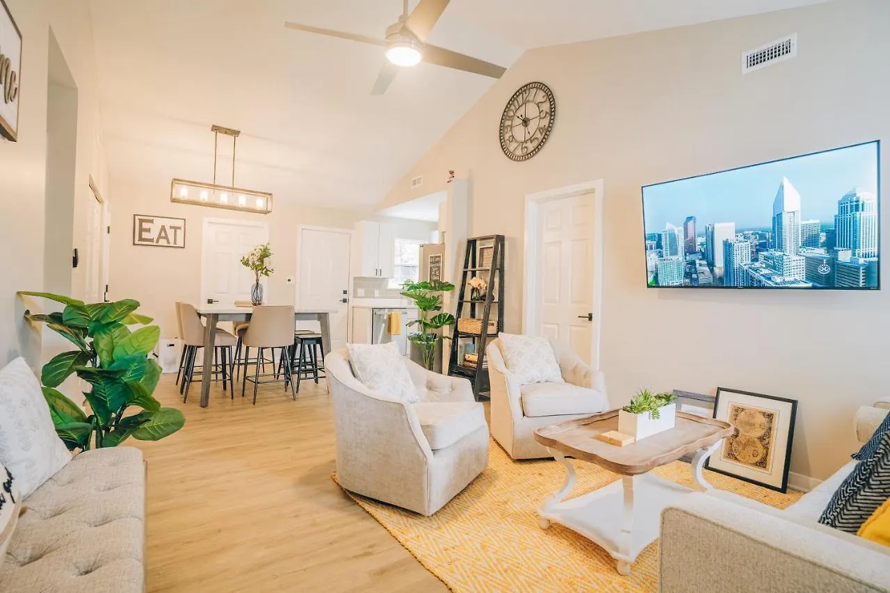 City Retreat - 4 Bedroom Oasis With King & Private Yard Near Downtown تشارلوت