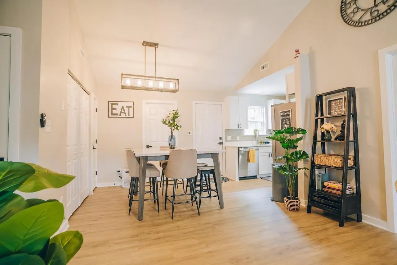 بيت للعطل City Retreat - 4 Bedroom Oasis With King & Private Yard Near Downtown تشارلوت